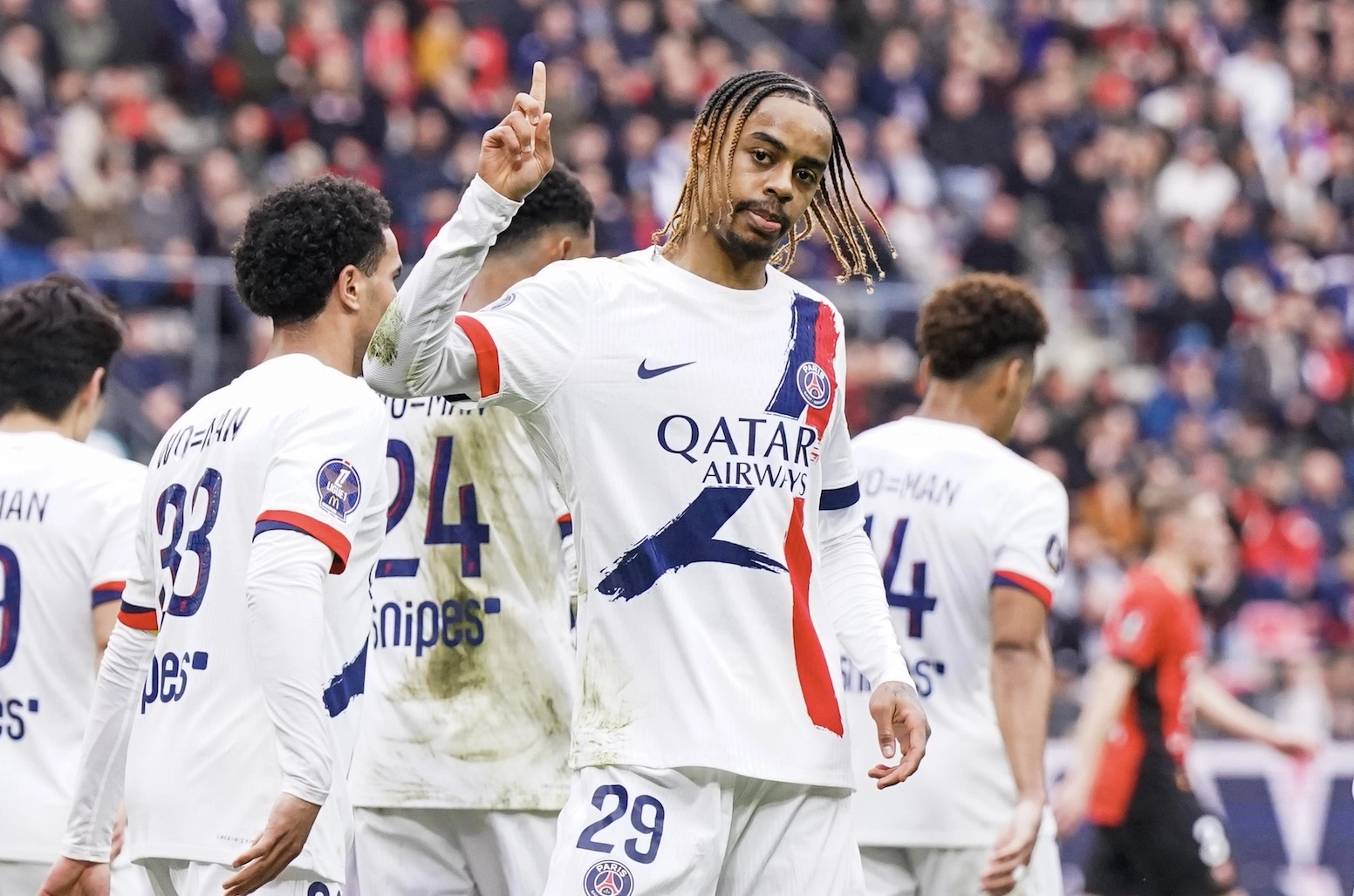 PSG : Désiré Doué peut-il prendre la place de Bradley Barcola ? Ce qu'en pense Pierre Ménès